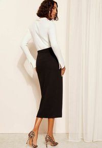 Friends Like These MIDI REGULAR FIT - Apliekamie svārki - black
