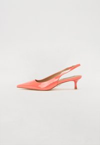 Scarpa slingback in pelle patent corallo con punta affusolata, tacco piccolo e design aperto sul dietro. Texture liscia e dettagli minimalisti.