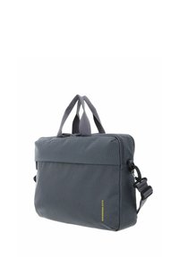 Sacoche d'ordinateur portable gris texturé avec poignées doubles, bandoulière réglable, fermeture éclair et logo accent jaune sur le côté.