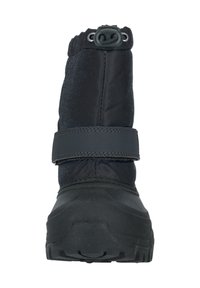 Botte noire imperméable avec un dessus en tissu texturé, un haut ajustable et une semelle en caoutchouc renforcée. Dotée d'une sangle Velcro pour un maintien sécurisé.