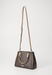 Sac à main marron à motifs avec une forme structurée, double poignée supérieure et une bandoulière amovible et réglable. Présente des accents en métal doré.
