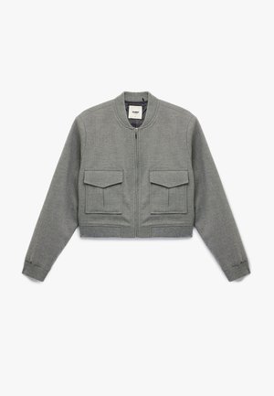 Veste bomber grise raccourcie avec deux poches avant, poignets et ourlet côtelés, et un col rond avec fermeture éclair à l'avant.