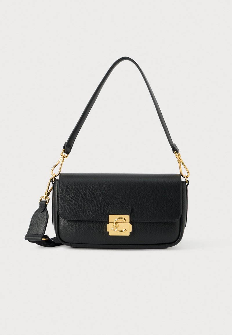 Zwarte leren crossbodytas met een gestructureerde afwerking, gouden sluiting en verstelbare riem. Compacte rechthoekige vorm met opvallende accenten.