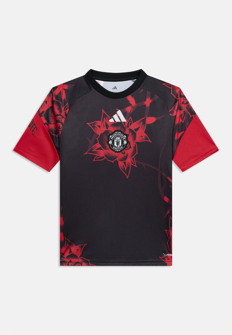 Μαύρη και κόκκινη φανέλα ποδοσφαίρου της Manchester United με floral σχέδιο, λογότυπο Adidas πάνω από το έμβλημα του συλλόγου στο στήθος και κόκκινα μανίκια με το κείμενο "MUFC".