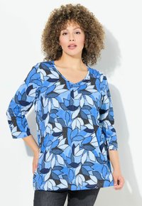 Blau bedrucktes Oberteil mit V-Ausschnitt, das verschiedene Blättermuster in Dunkel- und Hellblau zeigt, sowie 3/4-lange Ärmel. Aus leichtem Stoff gefertigt.