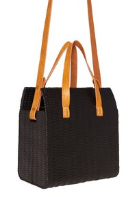 Czarna torebka o fakturze z plecionym wzorem, z brązowymi skórzanymi uchwytami, prostokątnym kształcie, gładkim wykończeniu i akcentowanym okuciem.