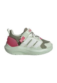 Baskets pour enfants gris clair et rose avec panneaux en mesh, bride Velcro, lacets et semelle épaisse rembourrée portant la mention « Cloudfoam ».