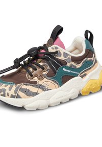 Sneaker chunky con stampa leopardata, pannelli marroni e teal, lacci elastici neri, linguetta rosa, suola bianca e accento giallo testurizzato sul tallone.