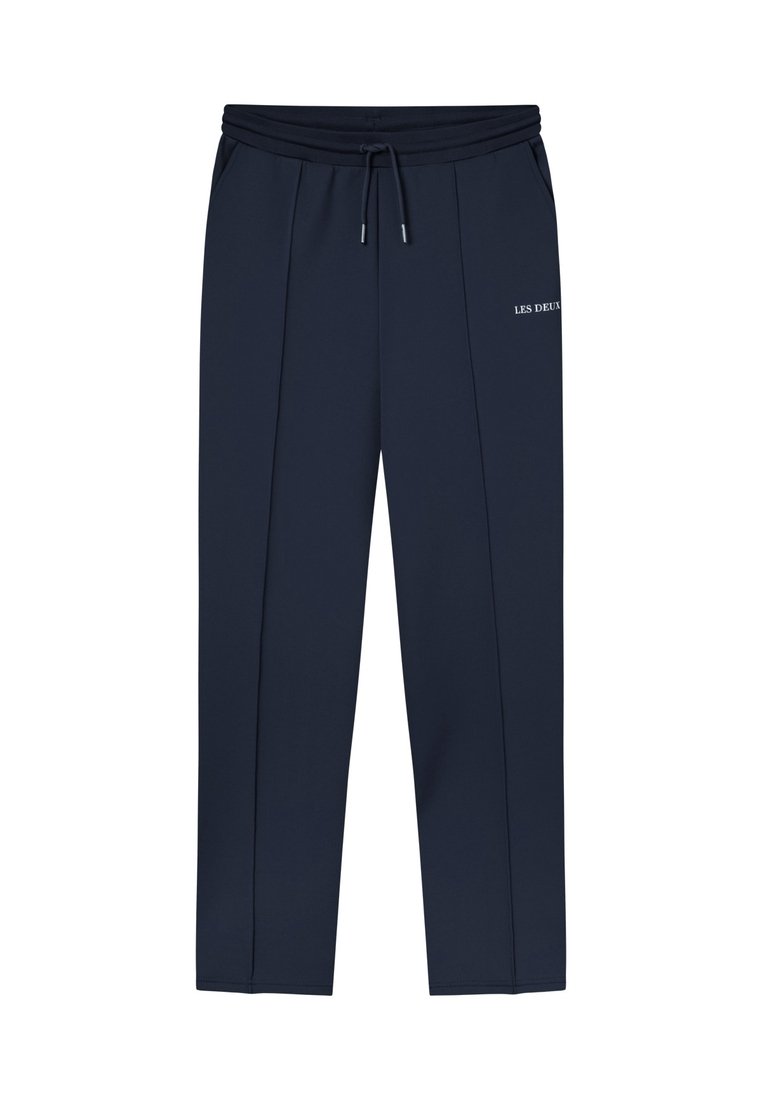 Marineblå sweatpants med elastisk midja, dragsko och sidoseams. Har "LES DEUX" i vit text på vänster ben. Slät tygstruktur.