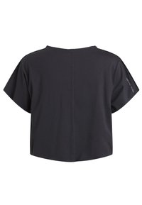 T-shirt nera cropped con maniche corte, dotata di scollatura tonda e una cucitura centrale. Il dettaglio testuale sulla manica aggiunge un tocco sottile.