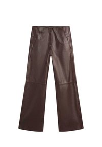Pantaloni a gamba larga in pelle marrone con una texture liscia, dotati di tasche frontali e una vita sartoriale per un fit strutturato.