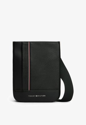Schwarze Leder-Crossbody-Tasche mit strukturiertem Oberflächenmaterial, ausgestattet mit einem gestreiften Akzent und einem Logo am Boden. Verstellbarer Nylonriemen.