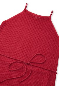Vestido halter texturizado rojo con tirantes finos y un lazo en la cintura. Presenta un patrón de tejido tipo gofre en toda la tela.