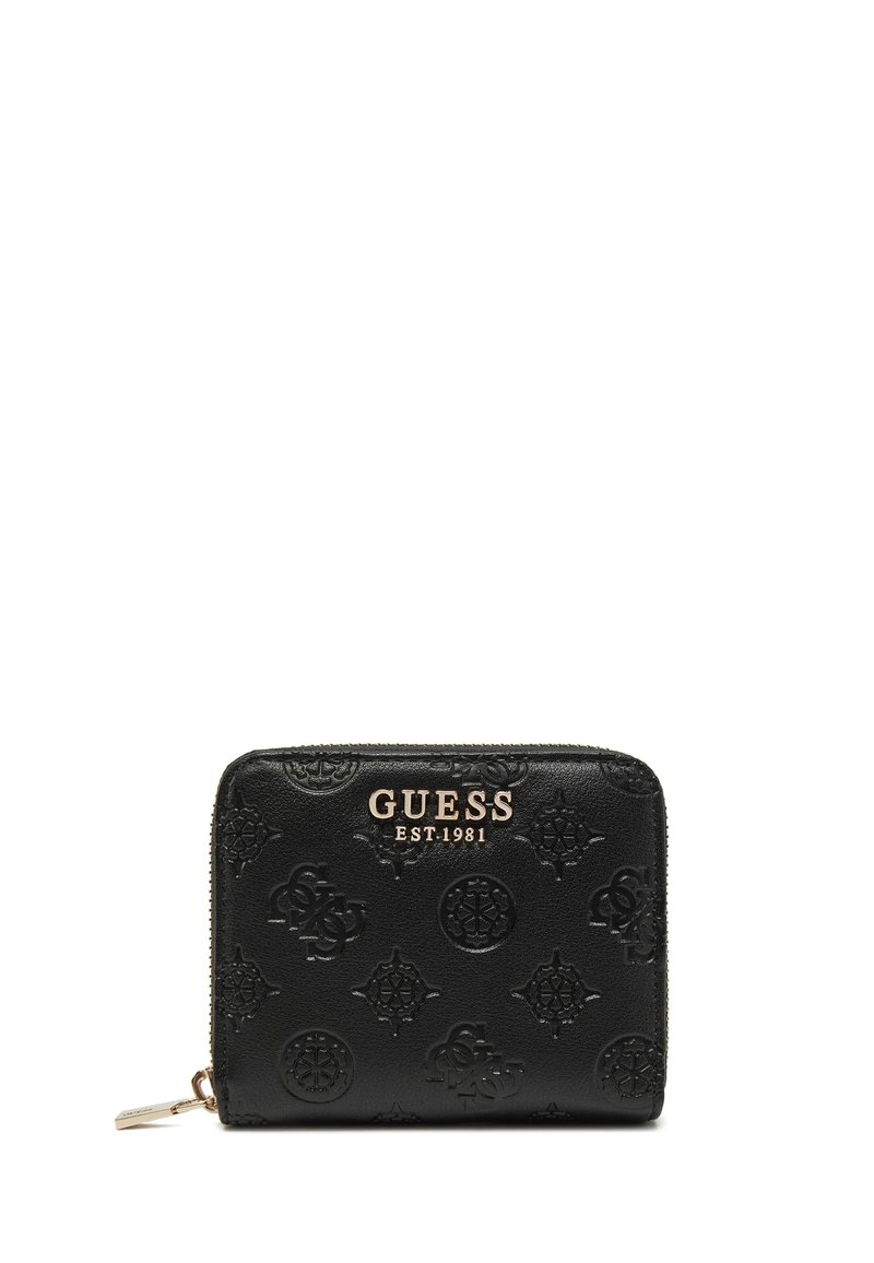 Portafoglio in pelle nera con motivi improntati e logo dorato "GUESS EST.1981". Presenta una chiusura con zip e una superficie testurizzata.