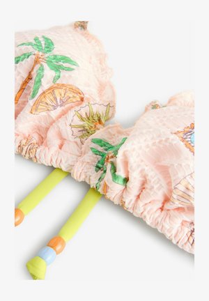Roze gestoffeerd materiaal met palmboom- en fruitontwerpen, met gestructureerde rimpels en groene banden met gekleurde kralen als accenten.
