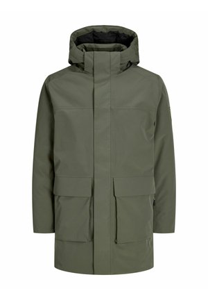 Parka impermeable verde oliva con cuello alto, dos bolsillos frontales y cierre de cremallera. Cuenta con capucha y diseño minimalista.