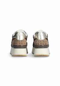 Sneaker marroni con motivo, tacco argentato metallico, fodera bianca e suola bianca spessa con dettagli di design testurizzati.