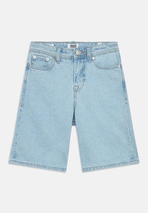 Lyseblå denimshorts med rett skjæring, fem lommer, knappelukking og subtile falmingsdetaljer på stoffet.
