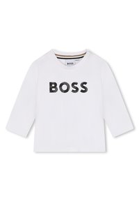 Maglietta a maniche lunghe bianca in cotone con un grande logo nero "BOSS" sulla parte anteriore, colletto rotondo e dettaglio con bottoni sulla spalla.