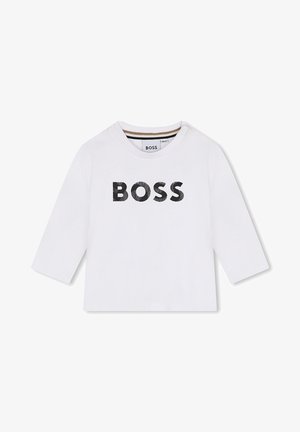 Maglietta a maniche lunghe bianca in cotone con un grande logo nero "BOSS" sulla parte anteriore, colletto rotondo e dettaglio con bottoni sulla spalla.