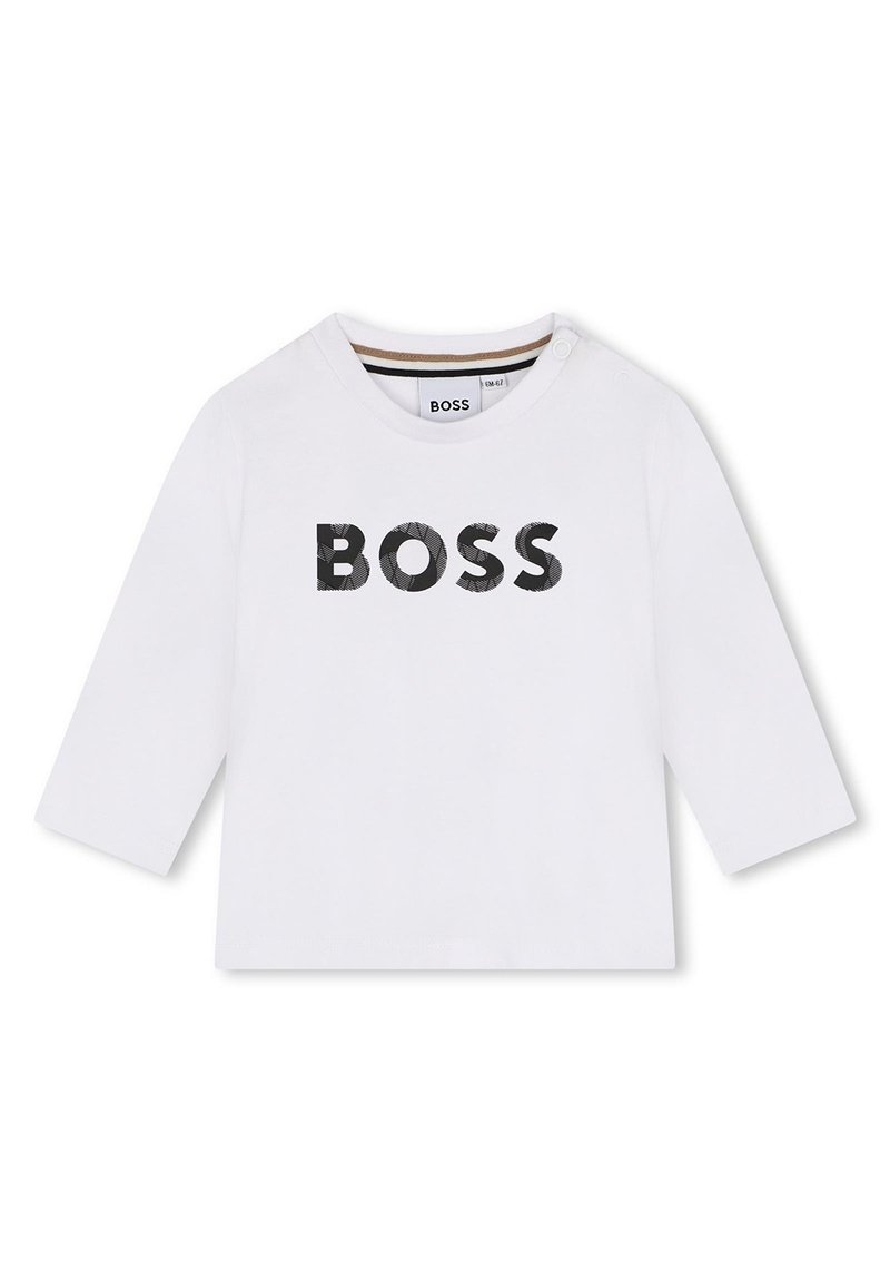 Maglietta a maniche lunghe bianca in cotone con un grande logo nero "BOSS" sulla parte anteriore, colletto rotondo e dettaglio con bottoni sulla spalla.