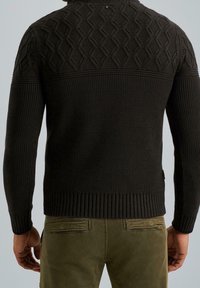 Pull en tricot vert foncé avec un motif texturé en losange sur le haut du dos, poignets et ourlet côtelés, assorti à un pantalon vert olive.