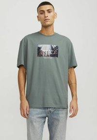 Jack & Jones JORVESTERBRO PICTURE CREW NECK - Apdrukāts T-krekls - laurel wreath