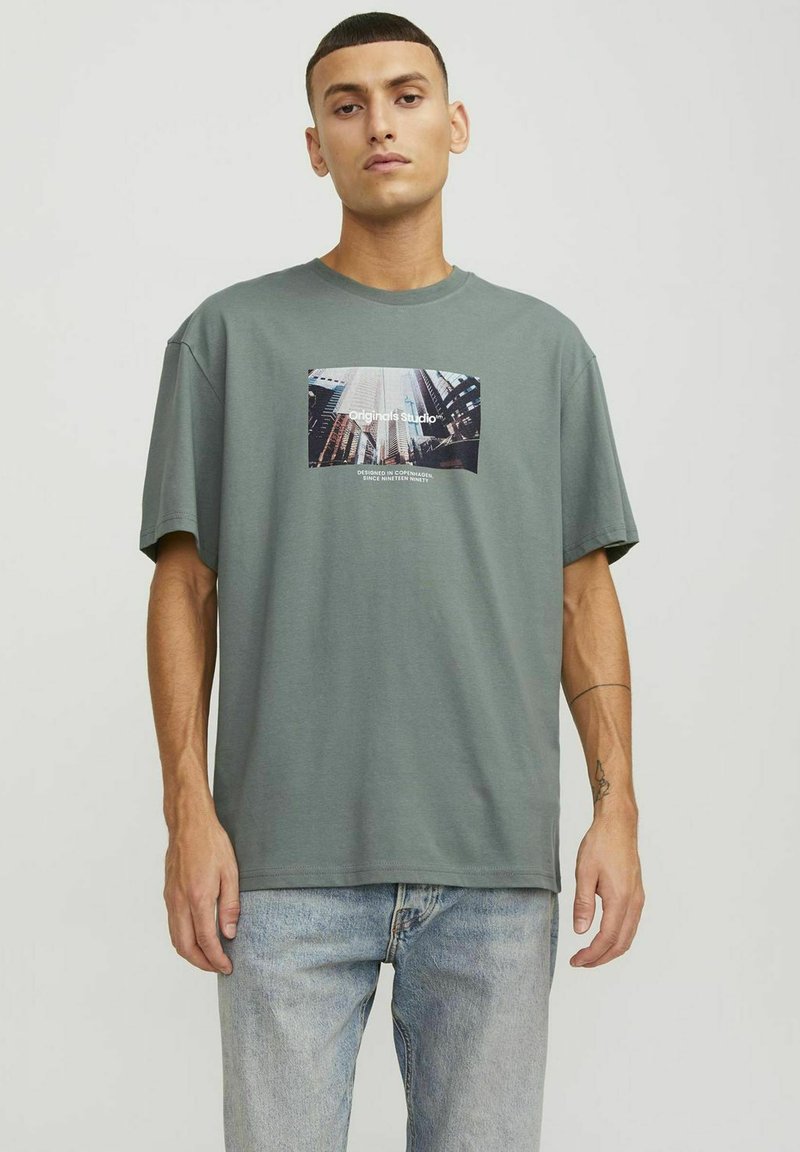 Jack & Jones JORVESTERBRO PICTURE CREW NECK - Apdrukāts T-krekls - laurel wreath