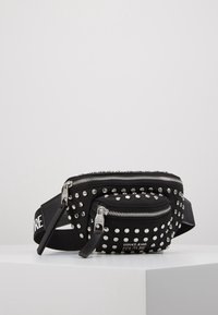 Marsupio nero con borchie argento, doppia cerniera, cinturino regolabile e dettaglio del logo. Tessuto morbido con una finitura testurizzata, design compatto.