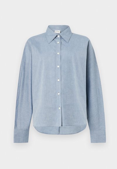 Hellblaues Button-Up-Hemd aus leichtem Stoff, mit einem spitzen Kragen, langen Ärmeln und einem abgerundeten Saum. Klassische Knopfdetails.