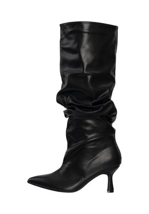 Zwarte, slordige kniehoge leren laars met een puntige neus en een lage kittenhak, vanaf de zijkant weergegeven.