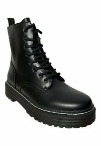 Botín negro de piel sintética con diseño de cordones, suela de plataforma gruesa y detalles de costura blanca a lo largo de la suela.