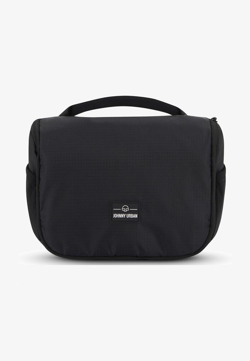 Bolso mensajero negro con una tela texturizada, cuenta con un asa superior, cierre de cremallera y un parche con el logo en la parte frontal. Forma rectangular y compacta.