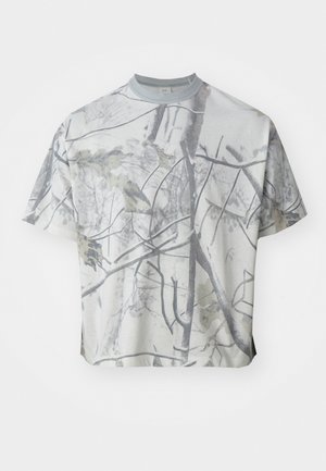 Short-sleeve T-shirt in light gray featuring a nature pattern of branches and leaves, made from soft fabric with a relaxed fit.