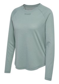 Hellgrünes Sportshirt mit langen Ärmeln und Rundhalsausschnitt, dezent texturiertem Stoff und kleinem Markenlogo in der Mitte der Brust.