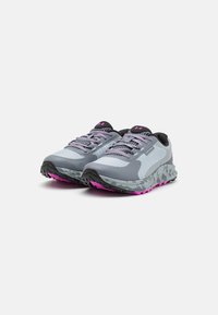Under Armour BANDIT TRAIL 3 - Metsajooksu tossud - modern gray/titan gray/vivid magenta
