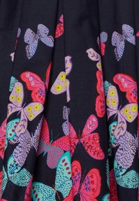 Bavlněná látka s tmavým pozadím, na které jsou barevné potisky motýlů v růžové, modré a zelené barvě. Vzory zahrnují různé tvary a detaily.