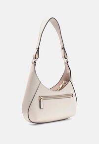 Borsa a spalla in finta pelle beige chiaro con forma curva, zip dorata e tasca esterna. Texture liscia e bordi neri a contrasto.