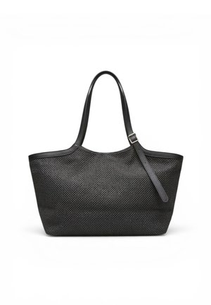 Borsa tote in pelle intrecciata nera con due manici lunghi e una tracolla regolabile con fibbia argentata su sfondo bianco.