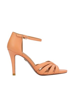 Svetlohnedá kožená sandála na vysokom opätku s remienkom okolo členku, otvorenou špičkou a viacerými prekríženými remienkami ponad prednú časť chodidla.