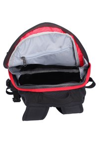 Sac à dos en tissu noir avec des accents rouges, un intérieur rembourré, plusieurs compartiments et une poche zippée. Bretelles réglables sur les côtés.