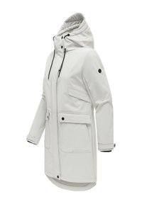 Giacca lunga bianca con cappuccio, cerniera frontale, tasche con patta, polsini regolabili e coulisse nere sul cappuccio.