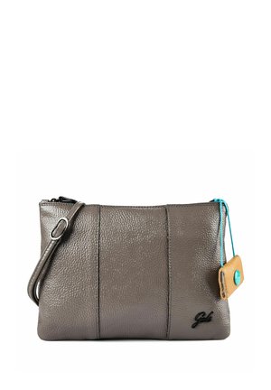 Bolso bandolera de piel texturizada gris con correa ajustable y una pequeña etiqueta marrón claro sujeta con un cordón azul.