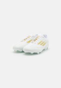 adidas Performance F50 LEAGUE FIRM/MULTI-GROUND - Jalkapallokengät kiinteälle alustalle - footwear white/gold metallic