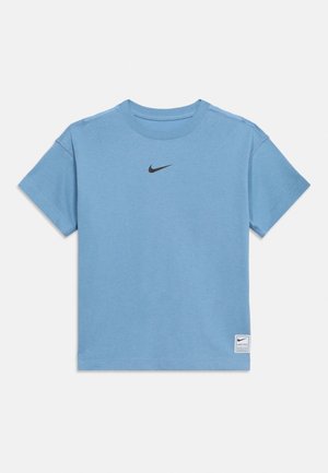 Hele sinine lühikeste varrukatega Nike T-särk ümmarguse kaelusega, must Nike swoosh logo rinnal keskel ja väike valge Nike silt ääre lähedal.