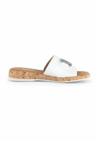 Des sandales blanches à glisser avec une semelle extérieure en liège, présentant un design plat et un accent métallique rectangulaire sur la bride. Texture lisse.