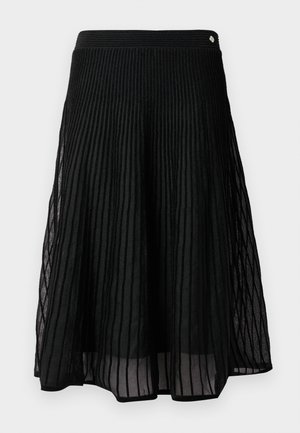 Μαύρη πλισέ φούστα από διάφανο ύφασμα, με κάθετες ρίγες, φαρδύ ζωνάκι και ελαφρώς φουσκωτή σιλουέτα.