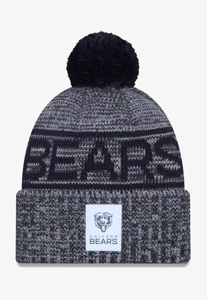Strickmütze in Grau und Marineblau mit einem Pompon, versehen mit dem Schriftzug "BEARS" in fetter Schrift und einem weißen Etikett mit einem Bärenlogo und "CHICAGO BEARS."
