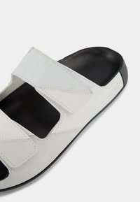ECCO COZMO M - Pantolette flach - multicolor white
