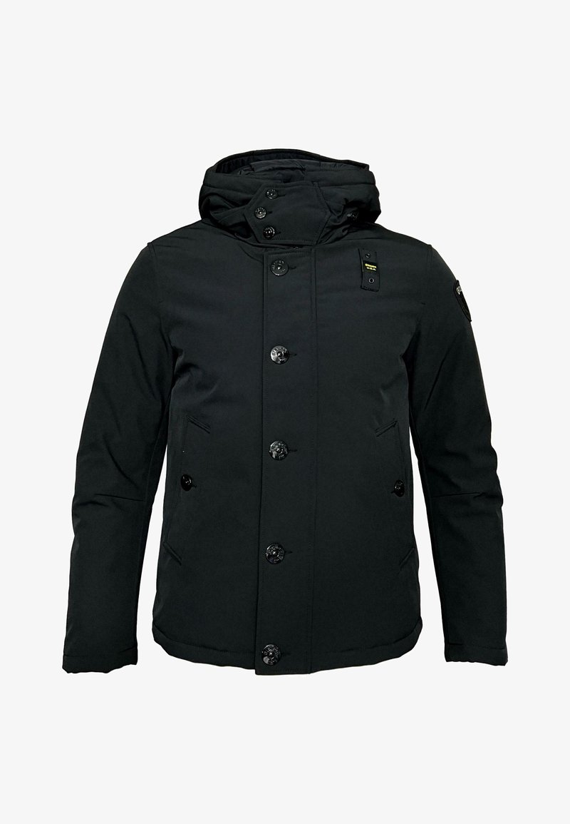 Veste matelassée noire avec capuche, dotée d'un devant à double boutonnage, de grands boutons noirs et de poches latérales. Tissu lisse avec un design élégant.